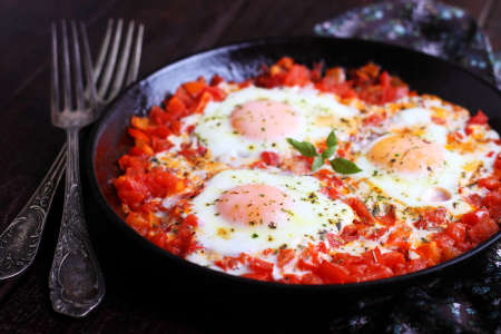 Shakshuka eggs