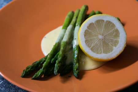 Asparagus with holondaise