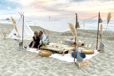 couple picnic on beach