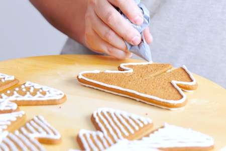 decorating ginger cookies