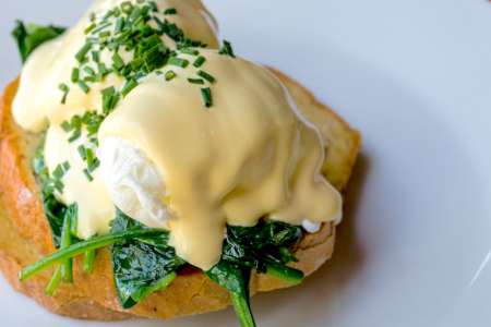 eggs benedict with arugula