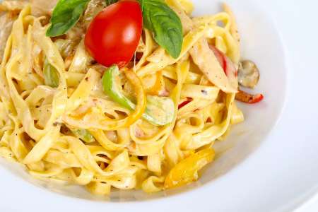 fettuccine with tomatoes, peppers and mushrooms