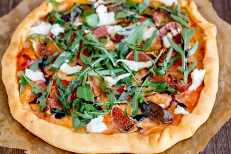 fig and prosciutto pizza