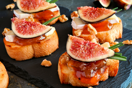 fig marmalade and blue cheese crostini with bacon