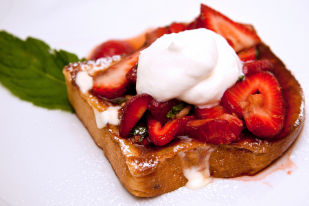 french toast with cream and strawberries
