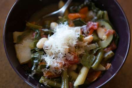 minestrone and bread