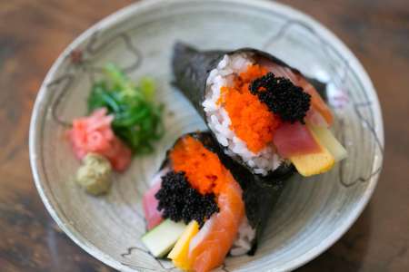 salmon temaki roll