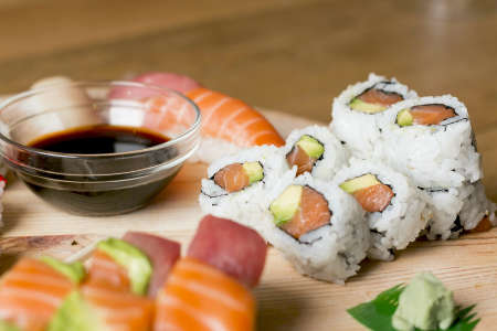 salmon uramaki with avocado