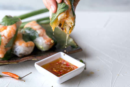 shrimp spring rolls with dipping sauce