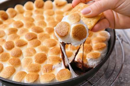 s'mores cookie pizza