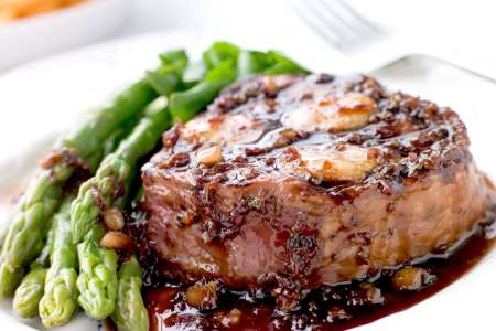 steak with asparagus and bordelaise sauce