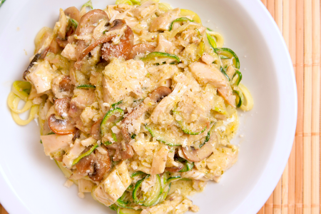 zoodles with alfredo sauce and chicken