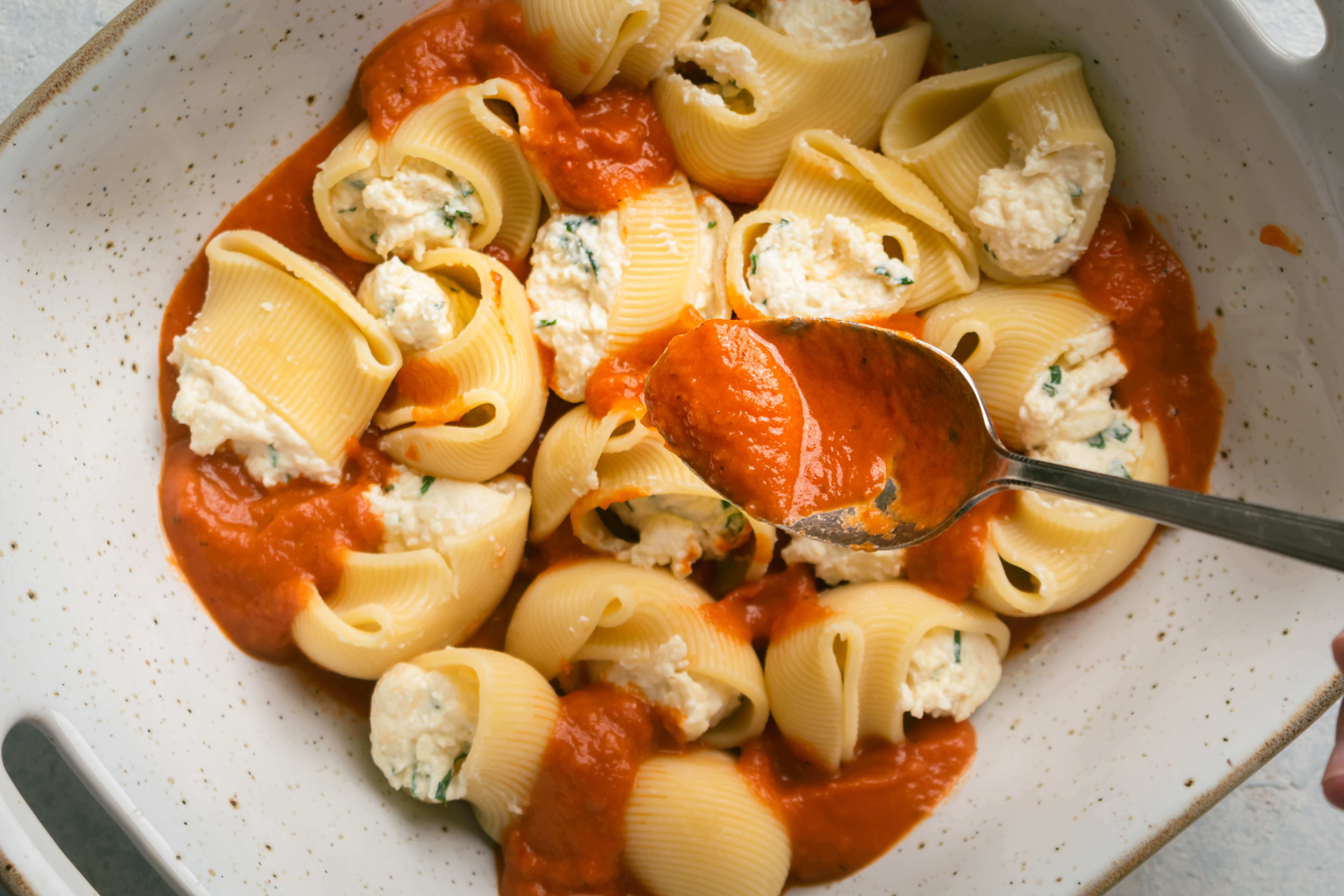 https://res.cloudinary.com/hz3gmuqw6/image/upload/v1631818176/recipes/Ricotta-Stuffed-Shells-6_614391bf31a8e.jpg