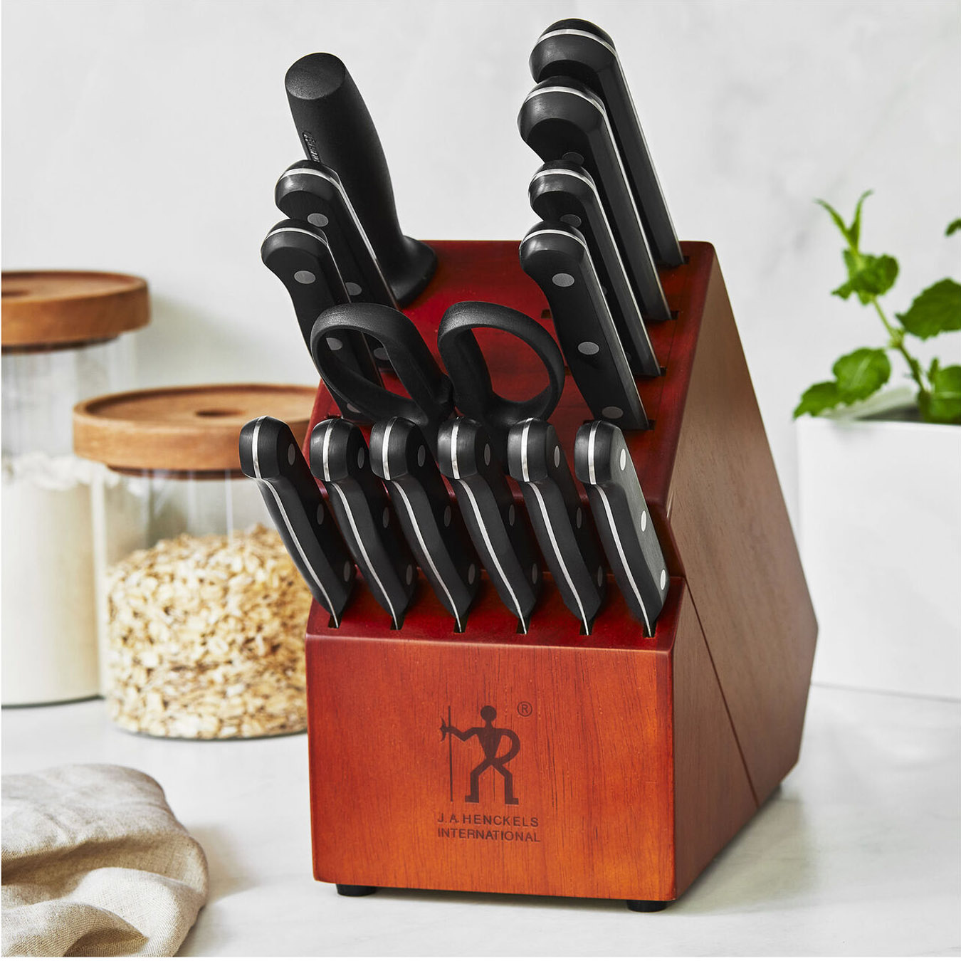 Henckels Classic 15-Piece Self-Sharpening Knife Block Set