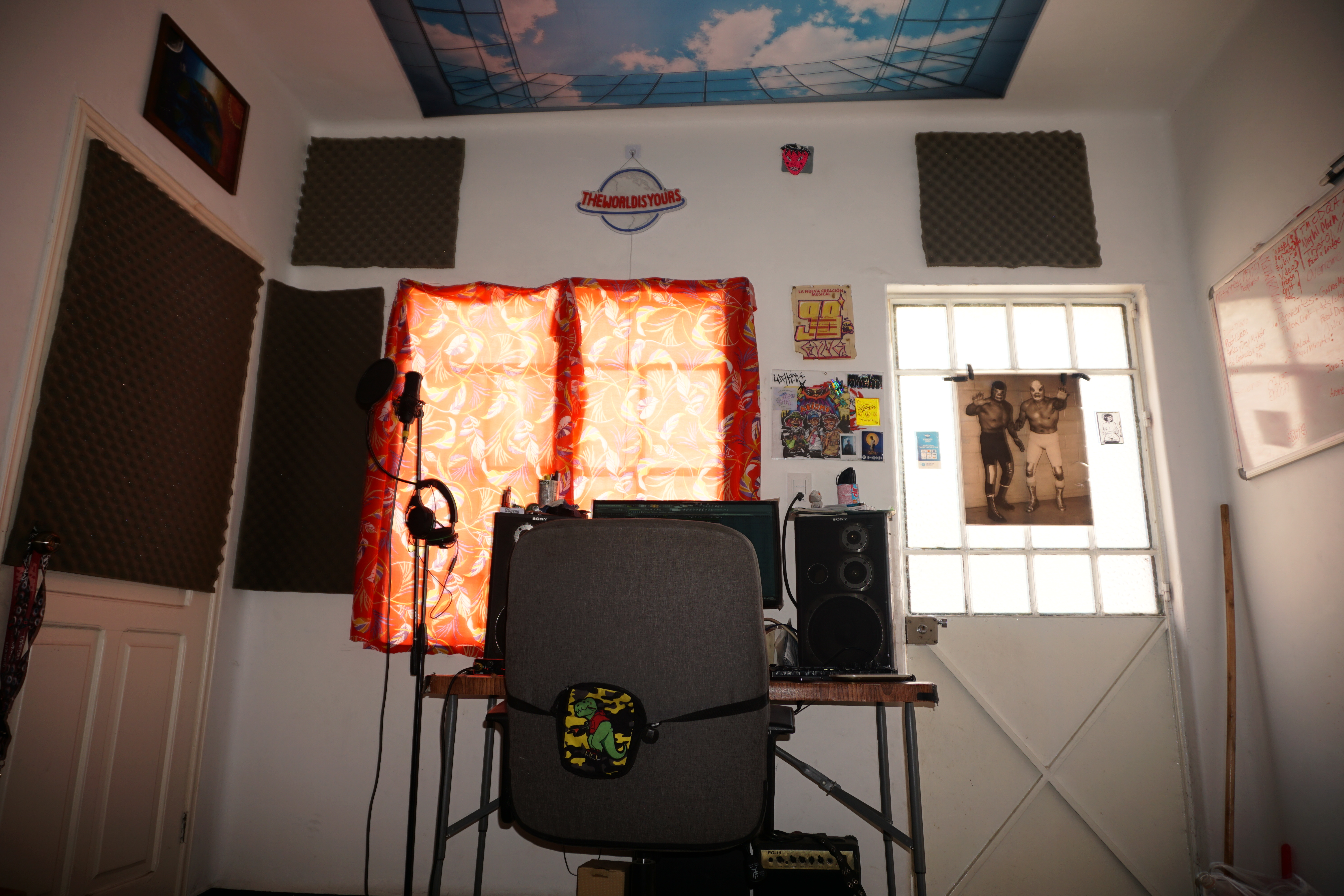 Consola y monitores del estudio 98GVNG donde se imparte el curso de producción musical