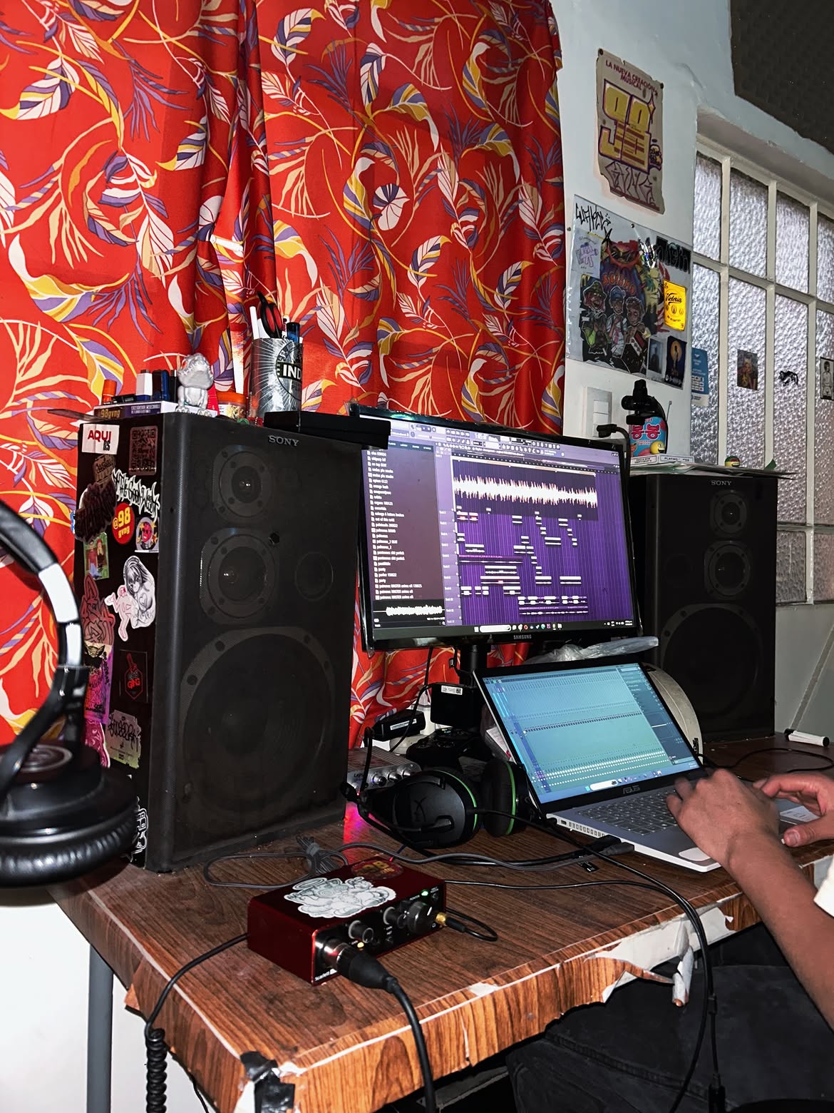 Monitores y software de producción de beats en 98GVNG