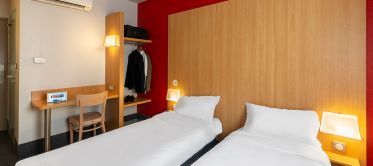 double room 2 beds hotel in cholet double room 2 beds