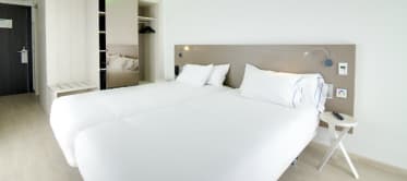 Hotel B&B Donostia San Sebastián Aeropuerto habitaciones con luces Led de colores