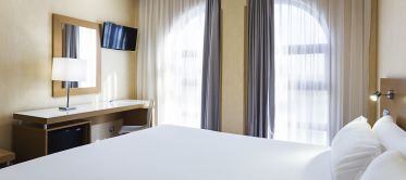 Detalle cama doble Hotel B&B Madrid Fuenlabrada