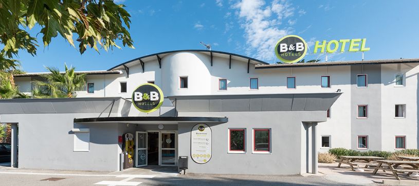 Bb Hotel Villeneuve Loubet Plage Near City Centre And Beaches