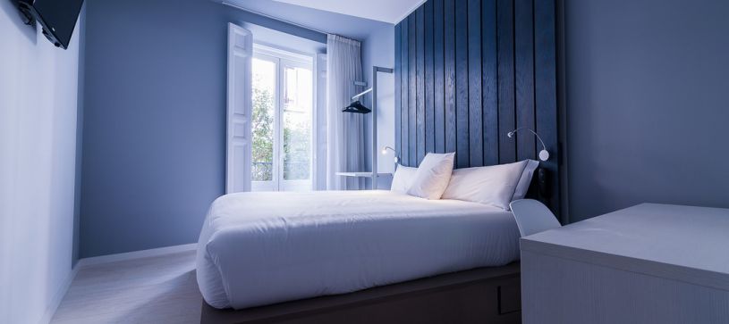 Cama matrimonio Hotel B&B Madrid Fuencarral 52