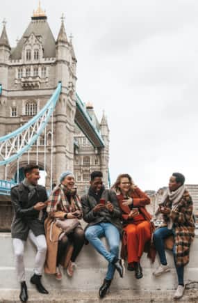 B&B HOTELS London - People in front of Tower Bridge Friends in front of Tower Bridge