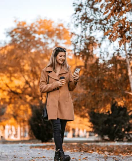 Eine Frau läuft durch eine Herbstlandschaft | B&B HOTELS