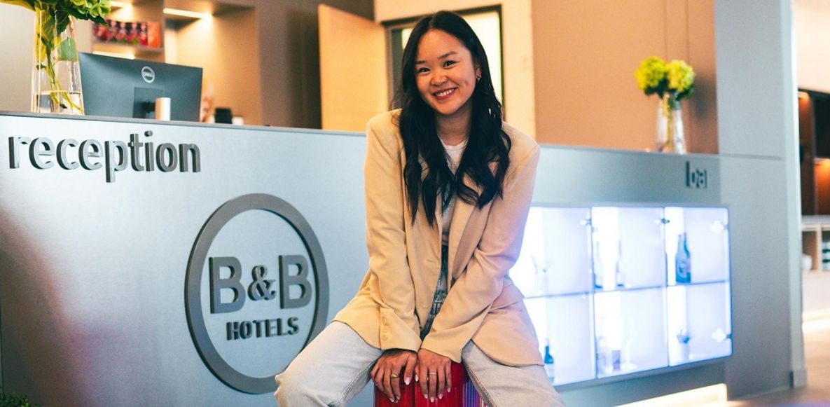 My sitzt auf Koffer | B&B HOTELS