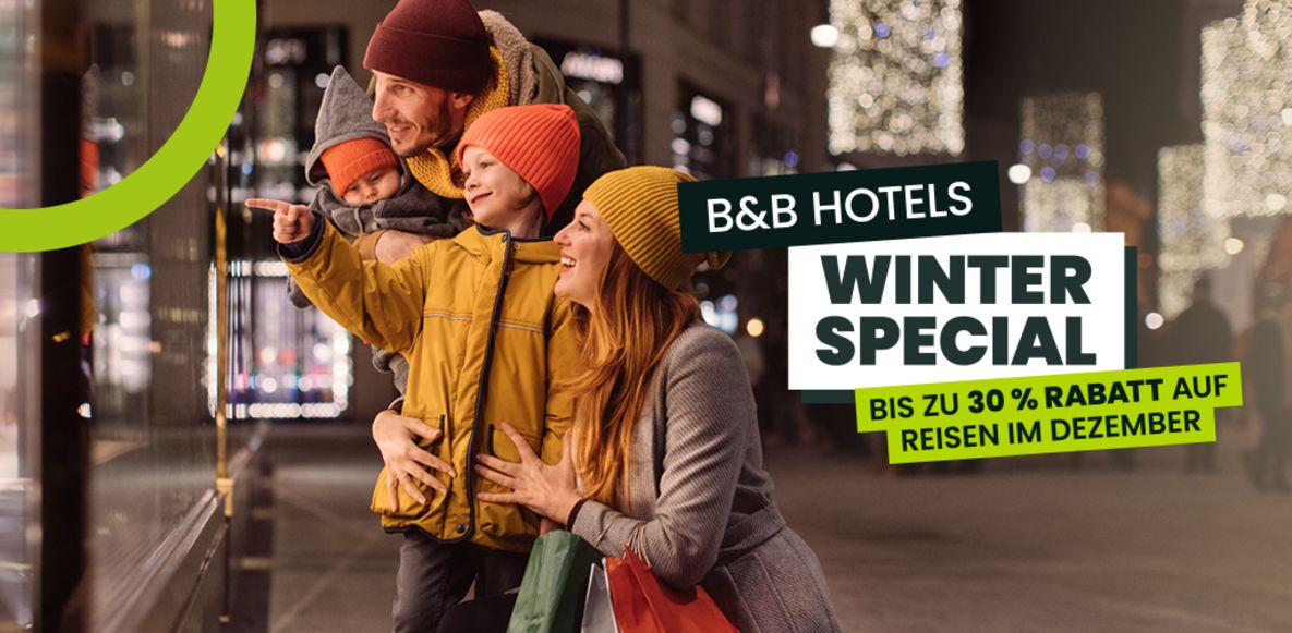 Eine Familie beim Window-Shopping im Winter | B&B HOTELS