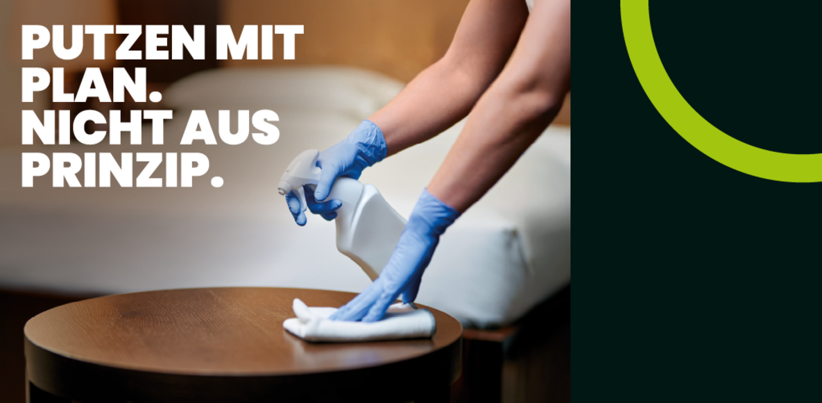 Eine Reinigungskraft putzt einen Tisch | B&B HOTELS