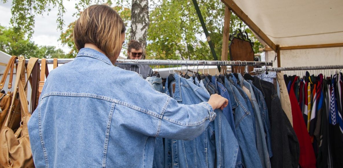 Frau shoppt auf Flohmarkt | B&B HOTELS