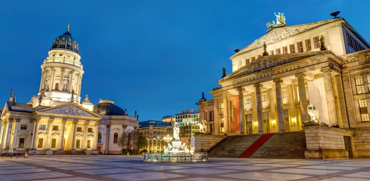 Konzerthaus und Neue Kirche am Gendarmenmarkt bei Nacht in Berlin | B&B HOTELS