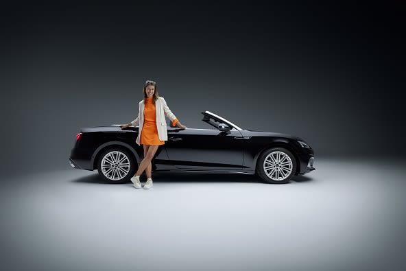 Frau steht vor Audi | B&B HOTELS