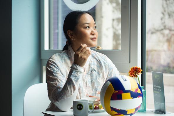 Frau isst Frühstück | B&B HOTELS