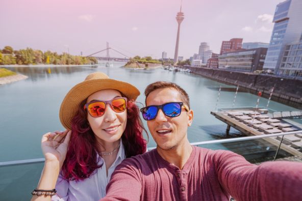 Ein paar Freunde machen Selfie|B&B HOTELS