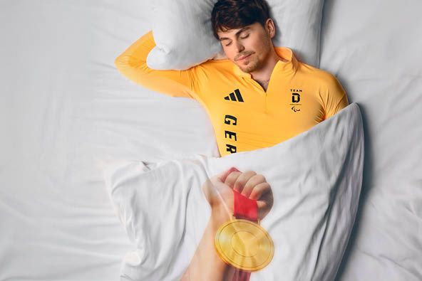 Christoph schläft im B&B HOTELS Bett | B&B HOTELS