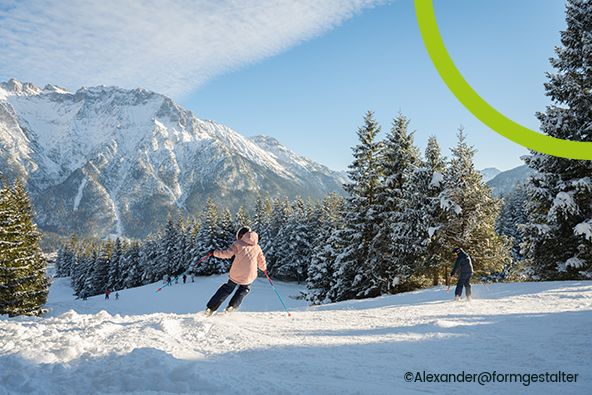 Skifahrerin in Winterlandschaft in Mittenwald | B&B HOTELS