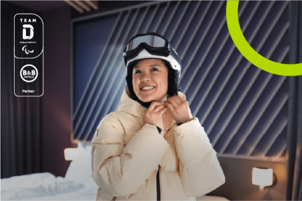 Frau schnallt sich Skihelm an | B&B HOTELS