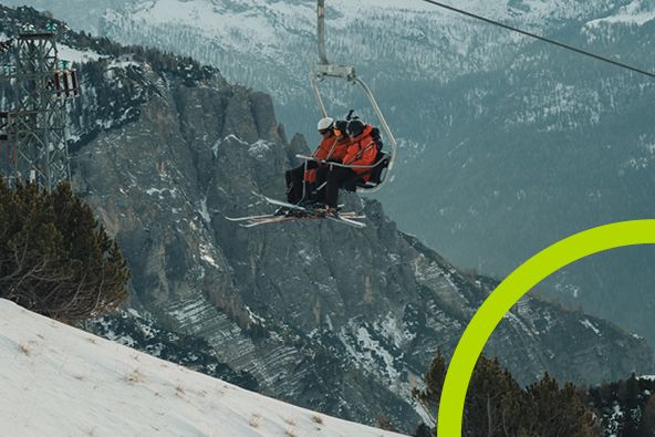 Zwei Personen fahren mit dem Skilift | B&B HOTELS