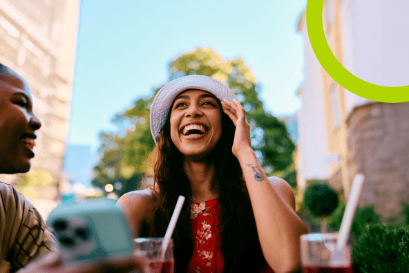 Eine Frau freut sich und lacht | B&B HOTELS