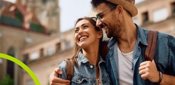 Pärchen umarmt sich und lacht | B&B HOTELS