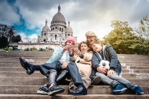 Une famille qui passe du bon temps devant le Sacré-Coeur à Paris