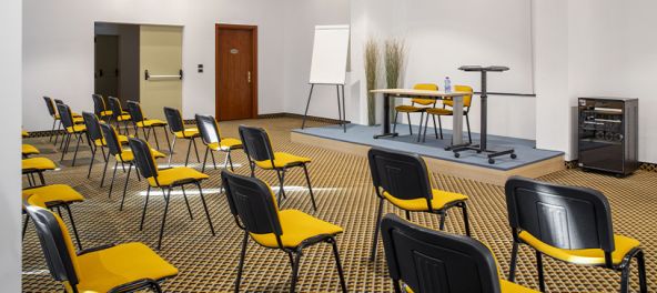 hotel-cuneo-cristal_meeting-room_page_1.jpg