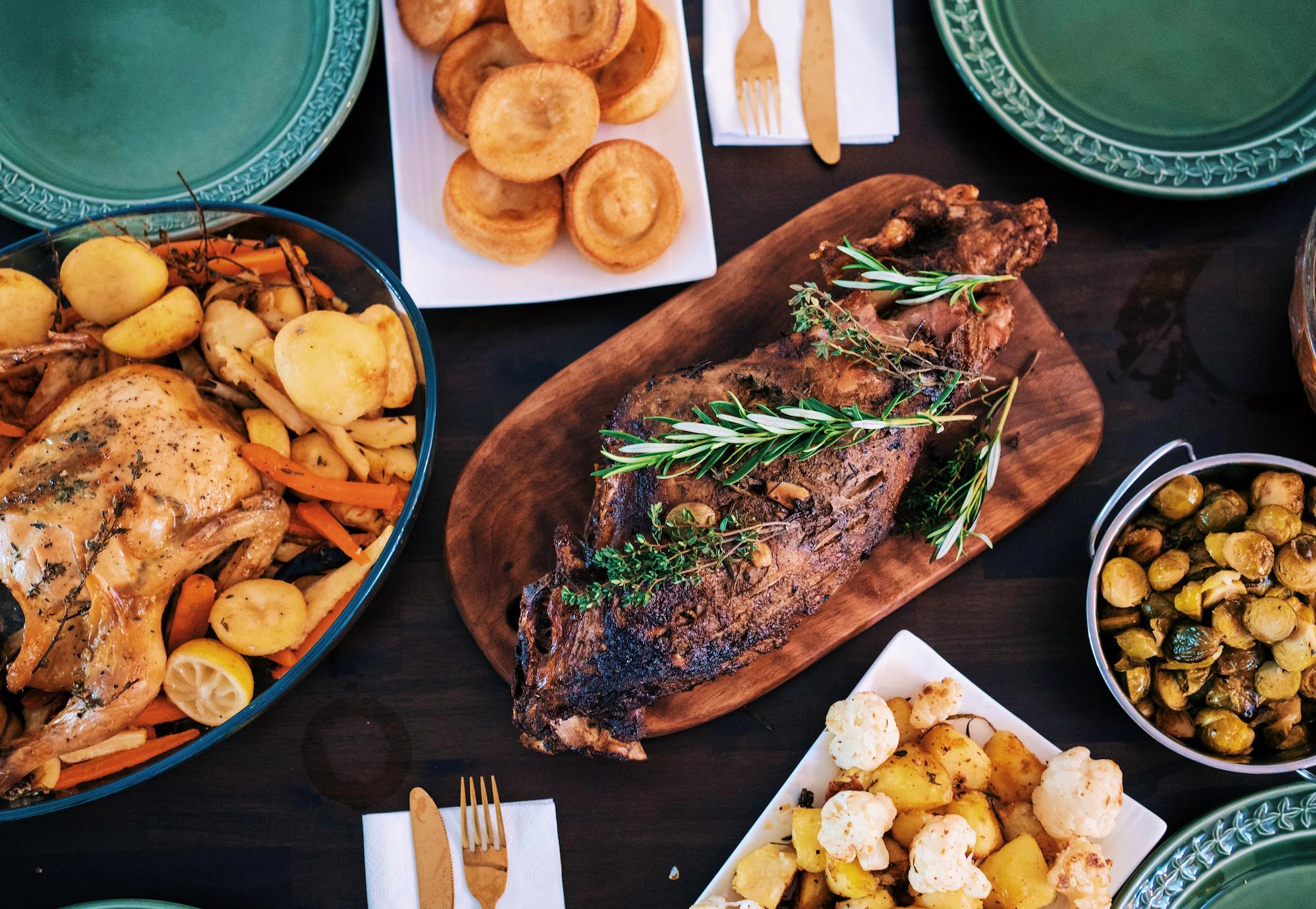 Imagem de pratos de comida com carne assada, frango e batatas, representando os restaurantes em Uberlândia. Imagem de pratos de comida com carne assada, frango e batatas, representando os restaurantes em Uberlândia.