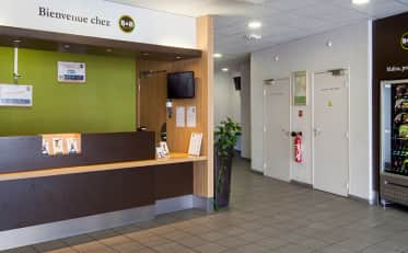 hotel in paris reception desk