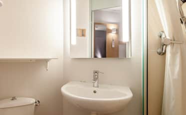 hotel in paris bathroom