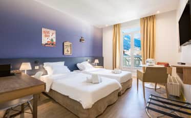 Chambre double moderne au B&B HOME avec vue sur la montagne et décoration élégante avec bureau et balcon