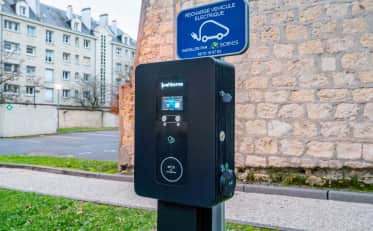 Elektroauto Ladestation für Gäste auf dem Parkplatz des B&B HOME Hotels