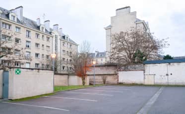 Privater Parkplatz am B&B HOME mit klassischer Steingebäudearchitektur und Außenbeleuchtung