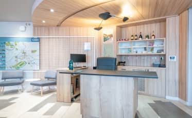 Moderne Rezeption im B&B HOME mit Holzdesign und einem Stadtplan von Caen für Hotelgäste